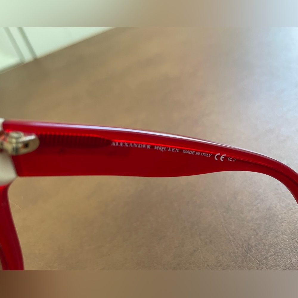 Alexander McQueen oversized sunglasses in creamy white and red NWT πHP x2π - Picture 6 of 7
